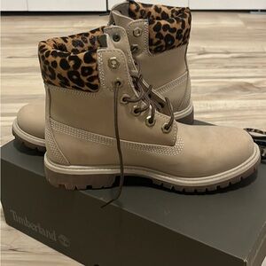 Women’s size 7 Timberland Tan with Cheetah comes with 2 pair of laces.